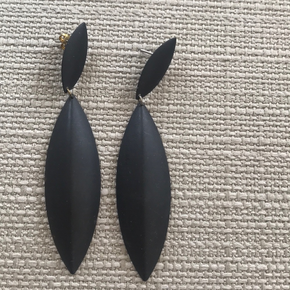 Black mat hanging earrings
